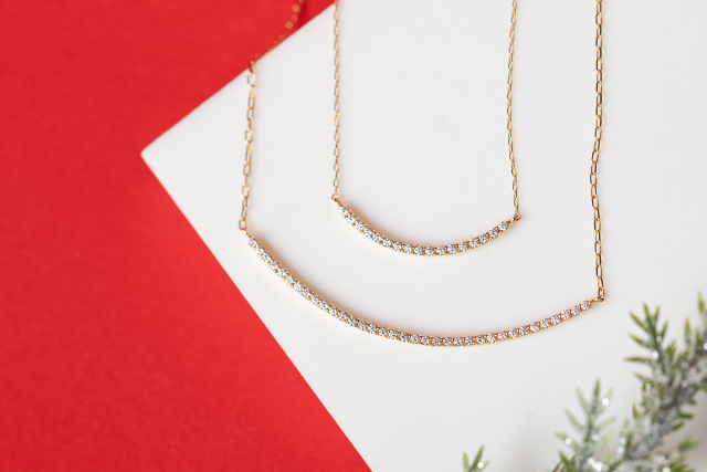 【新作紹介】胸元に美しい弧を描く、存在感のあるラインネックレスが発売