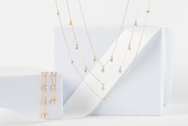 【新作紹介】光の粒が揺れて煌めく、ロマンティックなステーションネックレス&ピアス