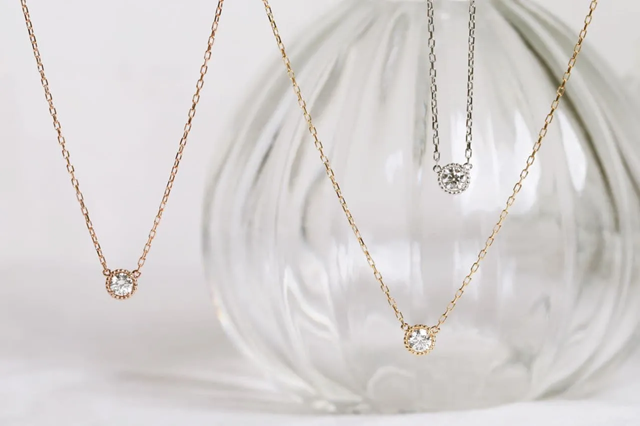 個性派一粒ダイヤネックレスを着けこなす!スタッフおすすめの重ね着けコーデ♪