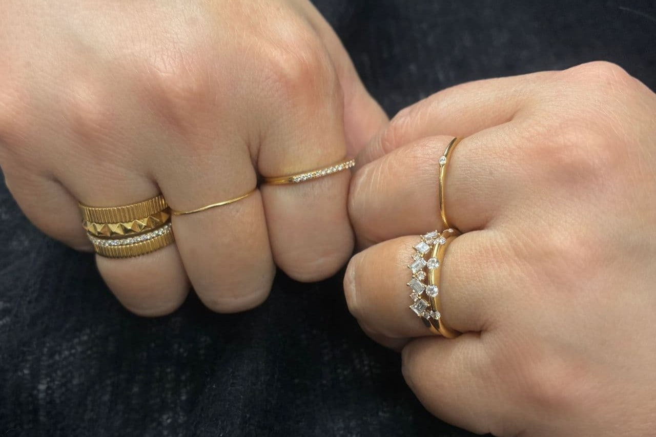 ブラックファッションを引き立てる、ジュエリーの合わせ方