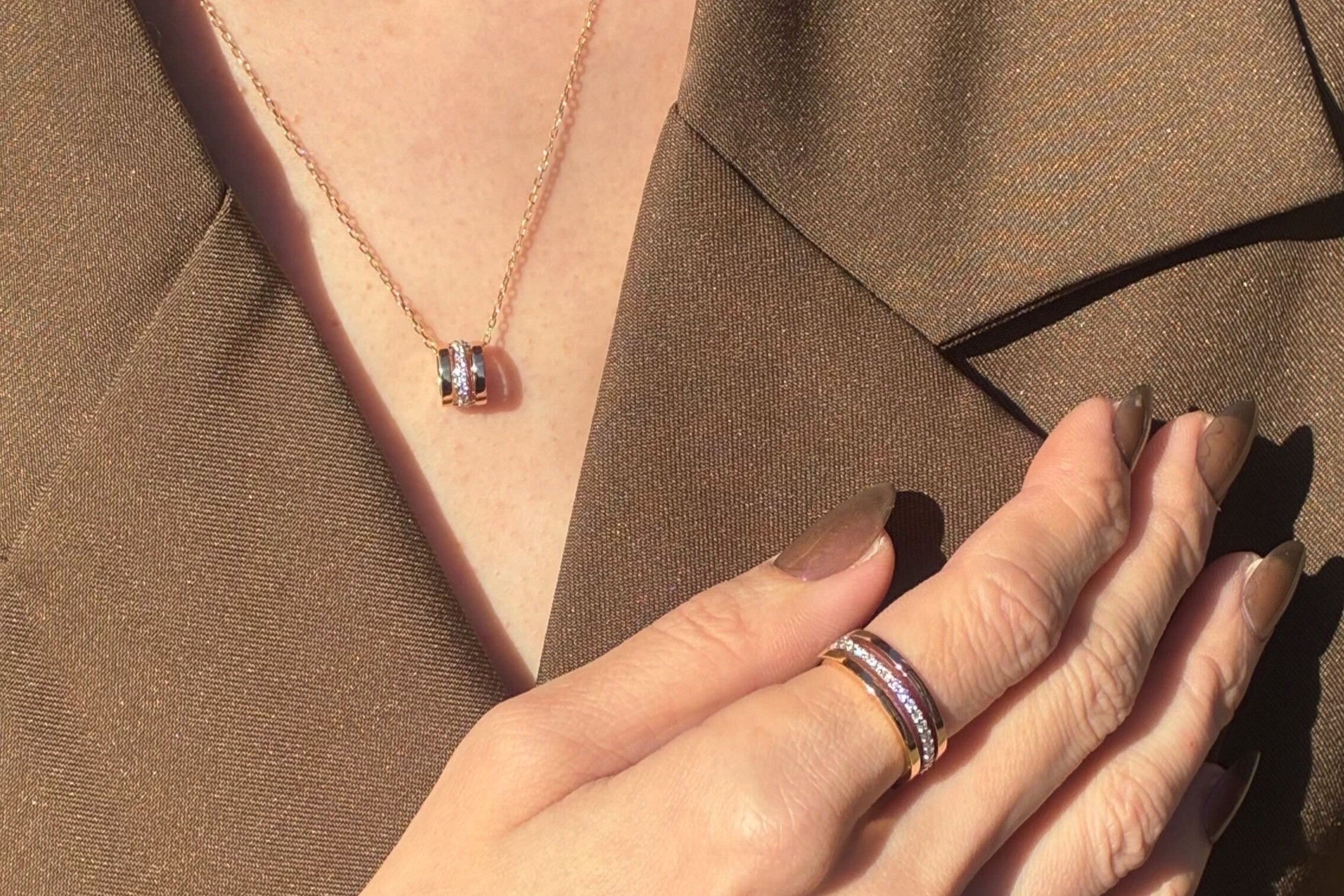 ブラウンスタイルに合う、大人のジュエリーコーディネート