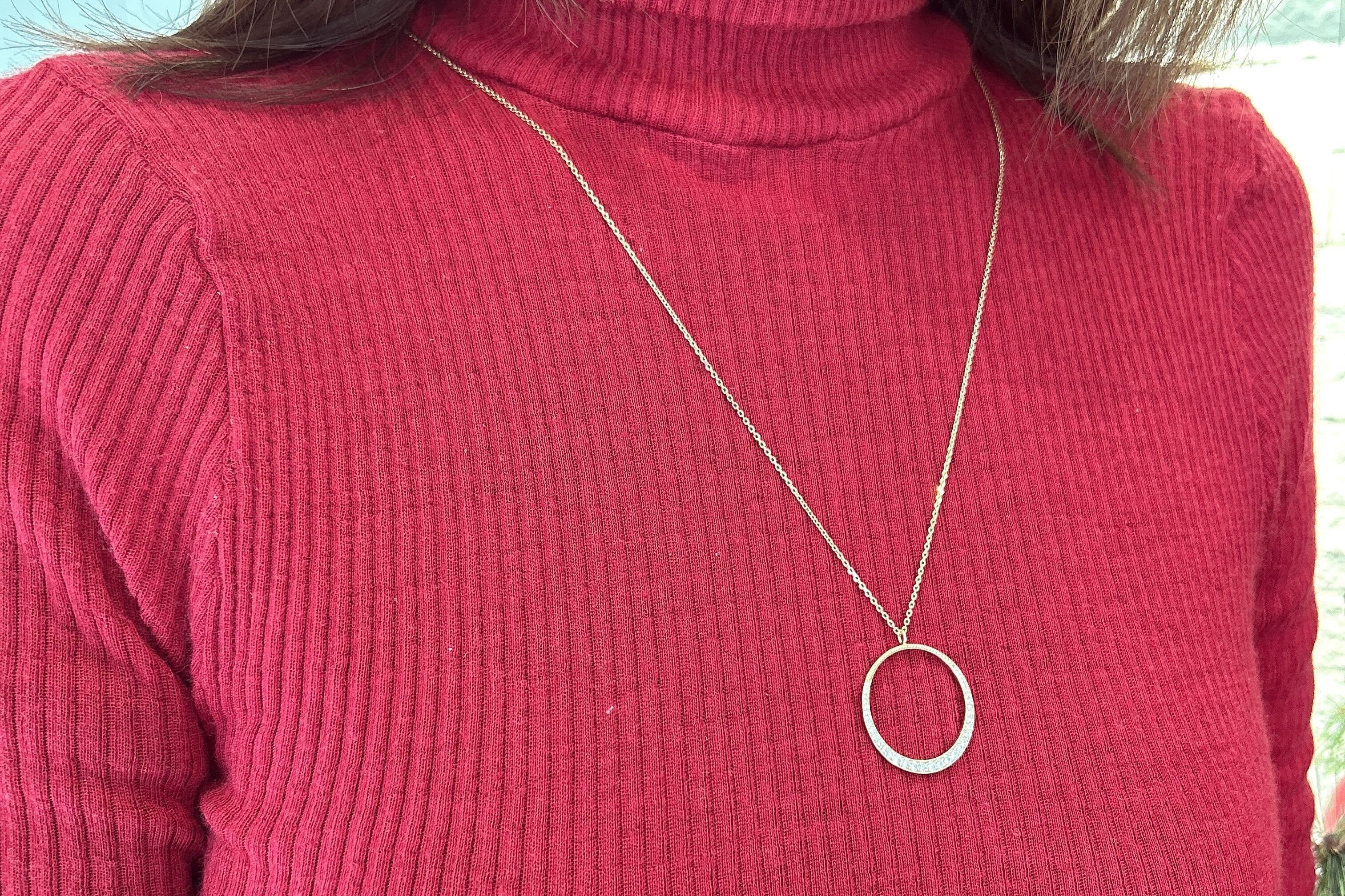 【冬ニット × ネックレス】シンプルな装いを格上げするコーディネート