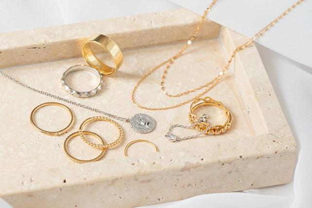 異なる色の地金をミックス!ジュエリーコーデのバランス術