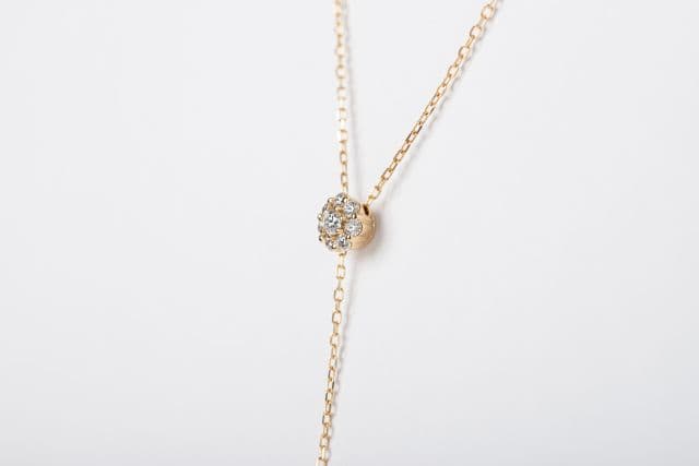 一つで何通りも楽しめる、新作「スリオ」ネックレスのスタッフコーディネート 4選