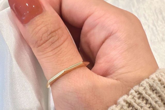 サムリングを取り入れる!スタッフの重ね着けコーディネート