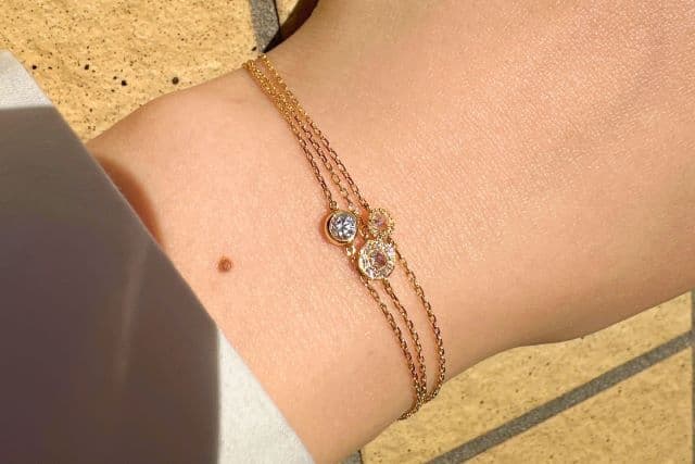 夏の手元を彩る、ブレスレットの重ね着けコーディネート