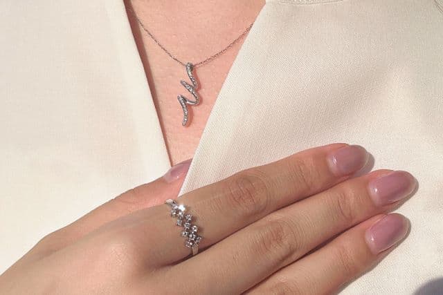 大人の女性にこそ似合う、さりげなく日常に馴染むプラチナジュエリーコーデ