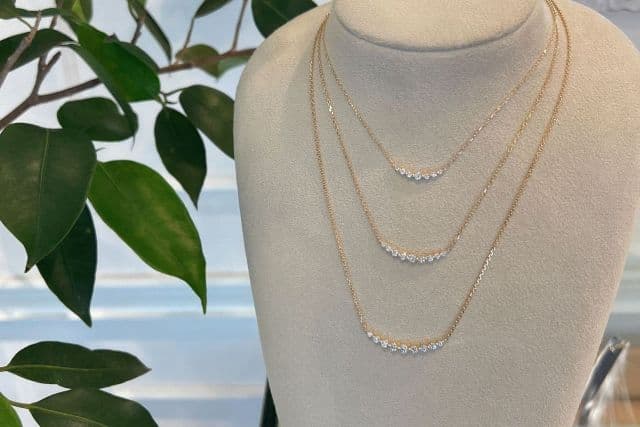 新作バーネックレスの魅力とスタッフおすすめレイヤードコーディネート