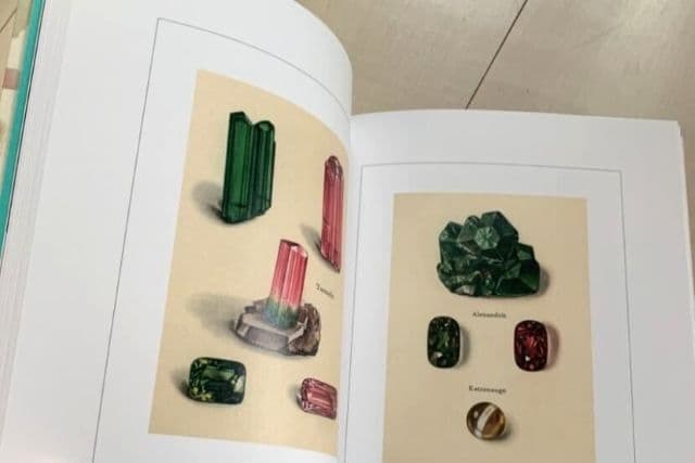 【働くママのジュエリーブログ】働くママの至福のひととき / 心ときめく宝石・鉱物本おすすめ 3選