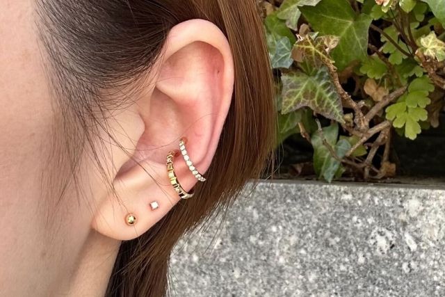 新作イヤーカフで楽しむ、耳元のレイヤードコーディネート