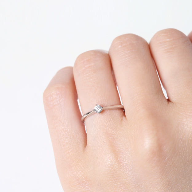 K18/Pt「中石0.1ct リロ」エンゲージリング