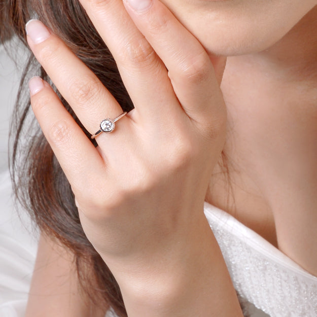 K18/Pt「中石0.3ct デイジー」エンゲージリング