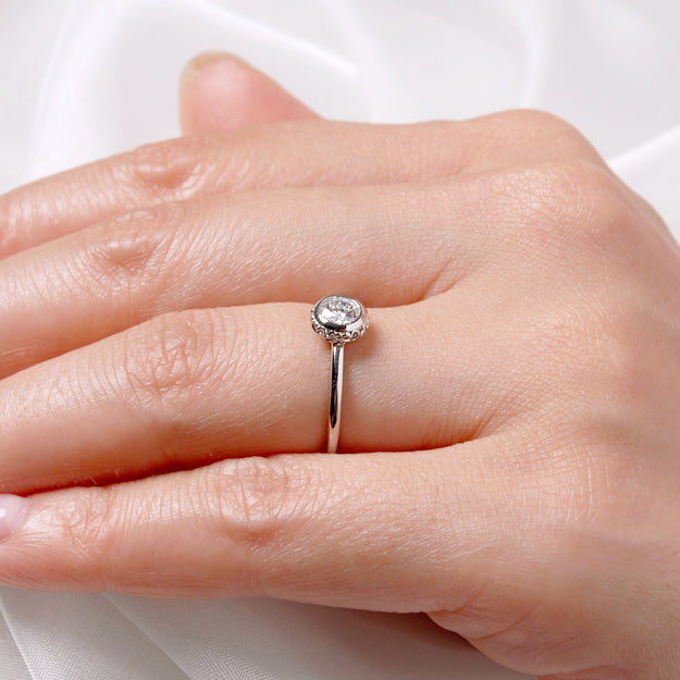 K18/Pt「中石0.3ct デイジー」エンゲージリング