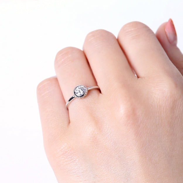 K18/Pt「中石0.3ct デイジー」エンゲージリング