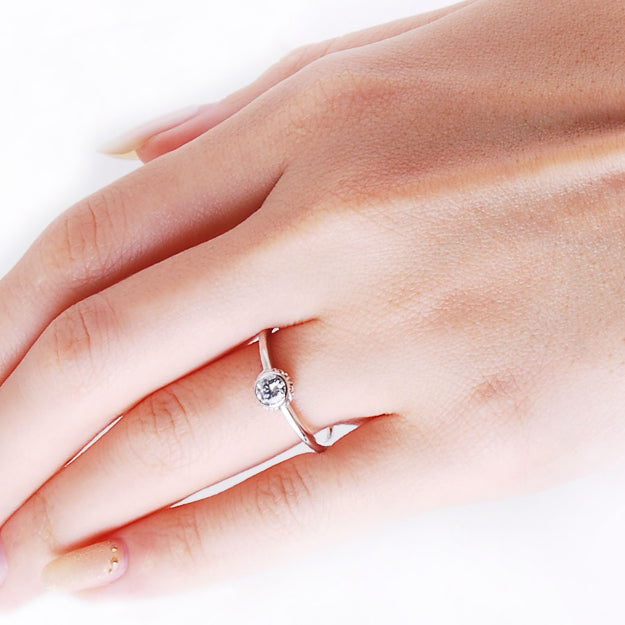 K18/Pt「中石0.2ct デイジー」エンゲージリング