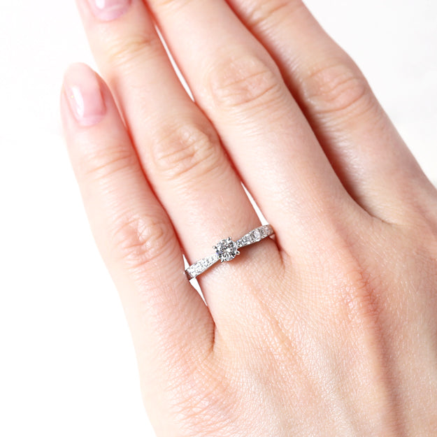 K18/Pt「中石0.2ct ダリア」エンゲージリング