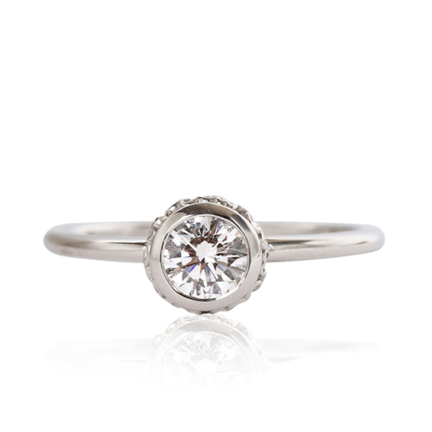 K18/Pt「中石0.3ct デイジー」エンゲージリング