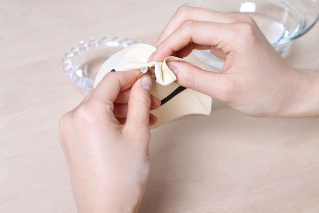 大切な輝きを長く楽しむために。ジュエリーのやさしいお手入れ習慣