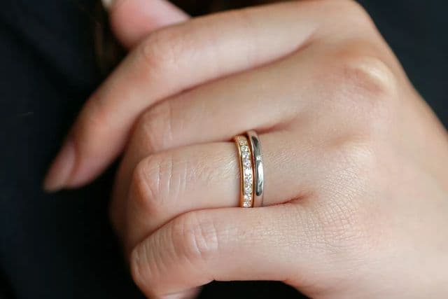 結婚指輪の重ね付けにおすすめ│エタニティリングで脱マンネリコーデ