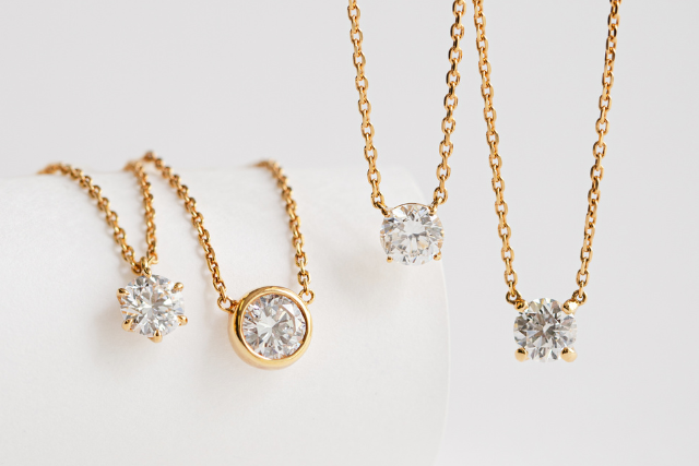 【保存版】一粒ダイヤネックレスの選び方Q＆A｜デザイン・カラット・地金色・年代別のおすすめ完全ガイド