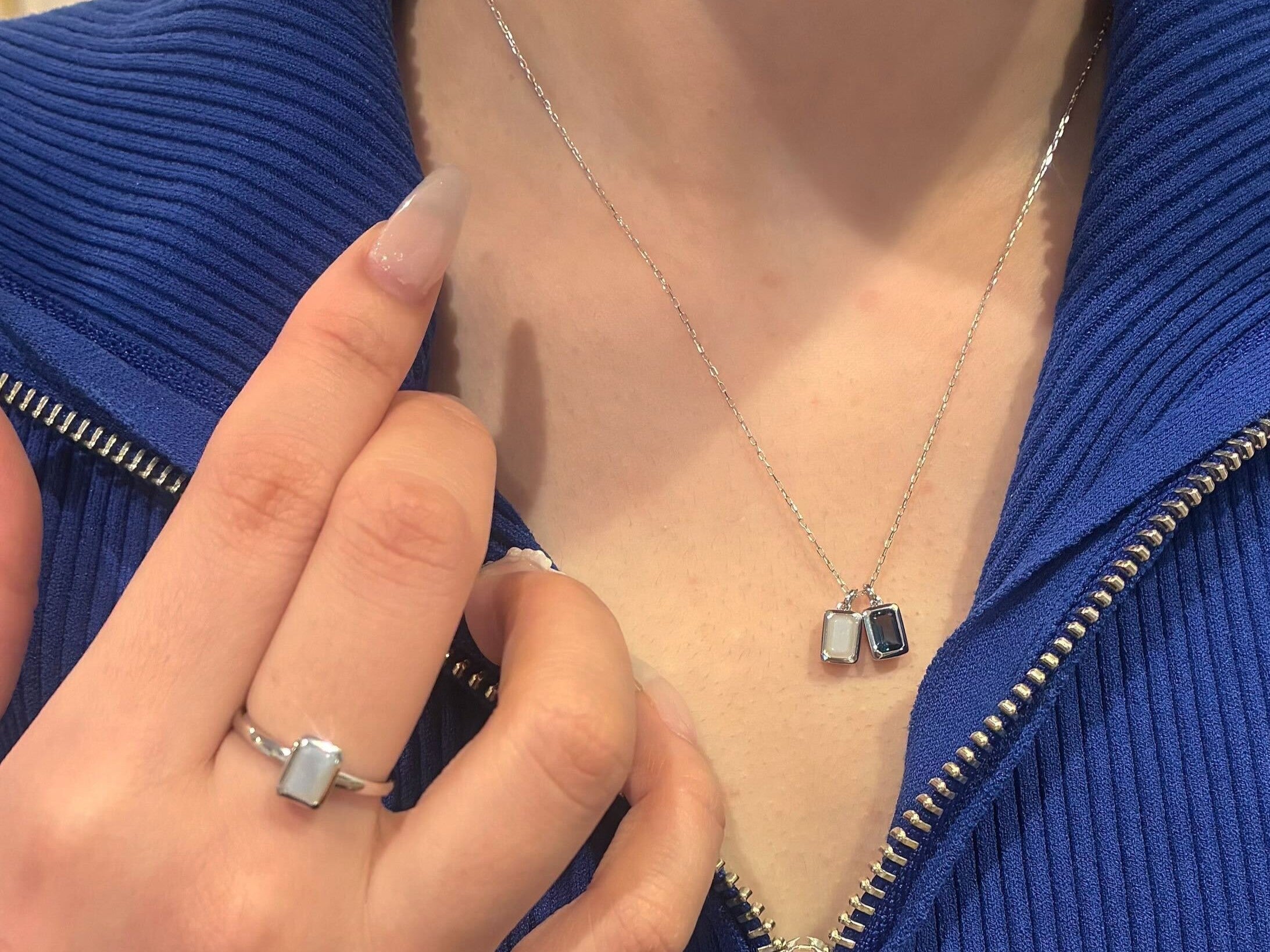 ホワイトデーにおすすめのプラチナカラーコーディネート