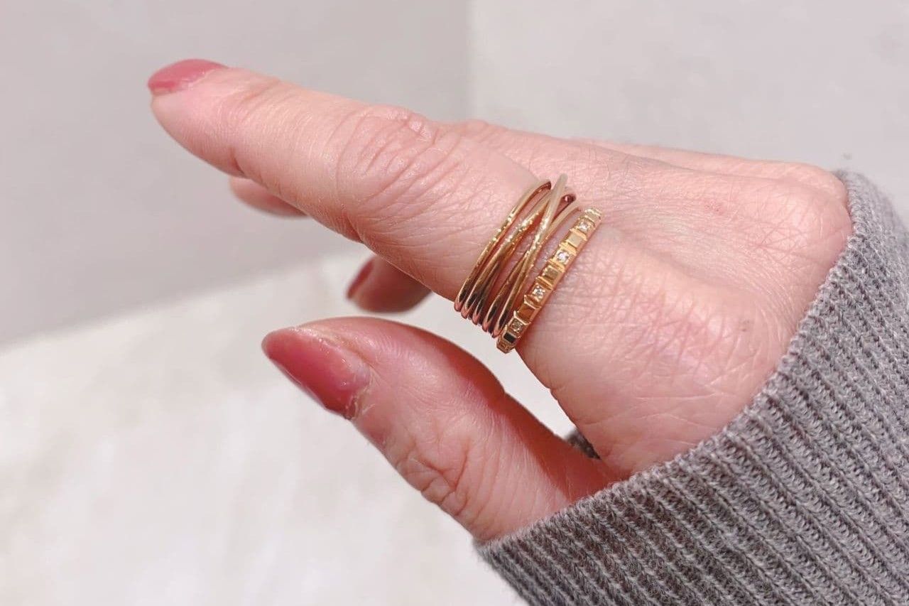 【働くママのジュエリーブログ】 肌に溶け込む、魔法の色。 大人の女性がピンクゴールドを選ぶ理由