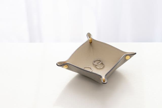スタッフも愛用！レザーのジュエリートレイで魅せる収納