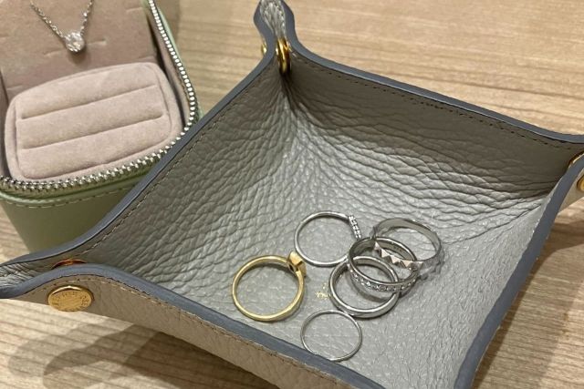 旅先での“置き場問題”を解決。スマートなジュエリートレイ