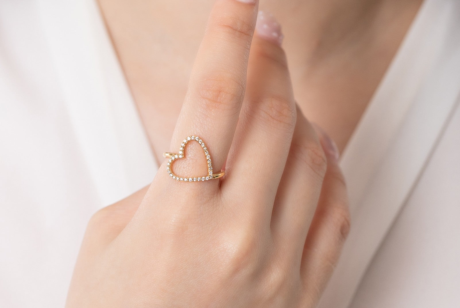 装いにときめきを添えてくれる 大人のハートモチーフジュエリーのご紹介